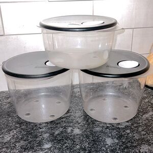 Set of 3 Vent N Serve containers. In excellent condition. Clear with black lids.